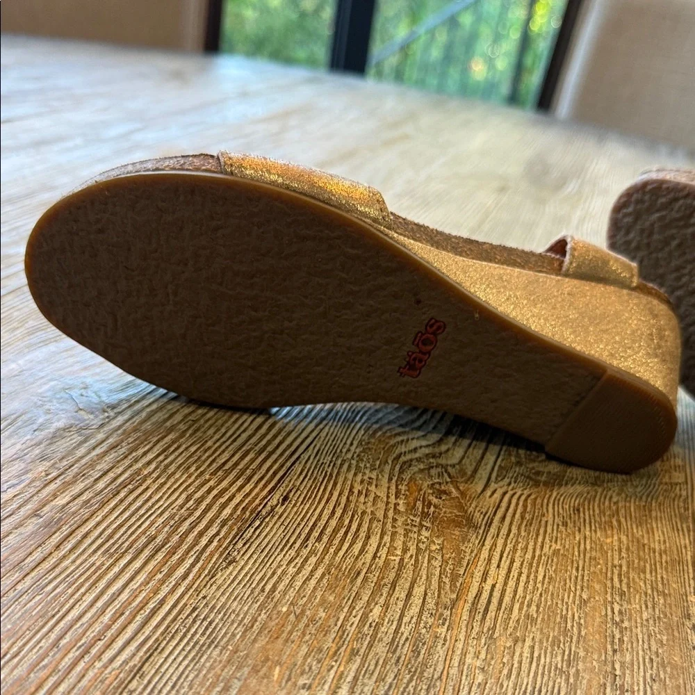 Taos Gold Carousel 2 Wedge Sandals 39/ 8